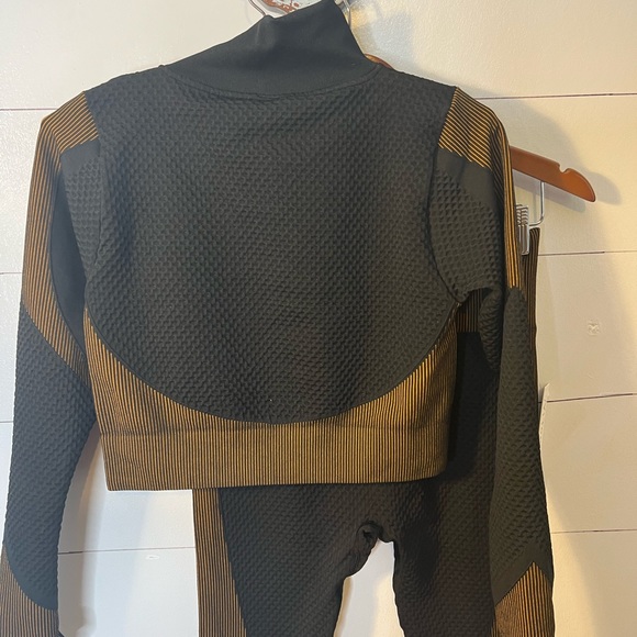 YI TONG 2PC OUTFIT SZ L (Juniors) NWT - Picture 4 of 8